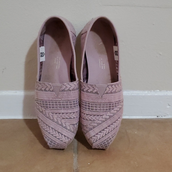 Lavender Toms Sz 6 - Picture 2 of 4
